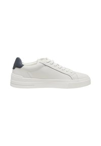 Λευκό χαμηλό sneaker με λευκά κορδόνια και σκούρο γκρι ταμπελάκι στη φτέρνα, με επίπεδη λαστιχένια σόλα και ελάχιστες ραφές.