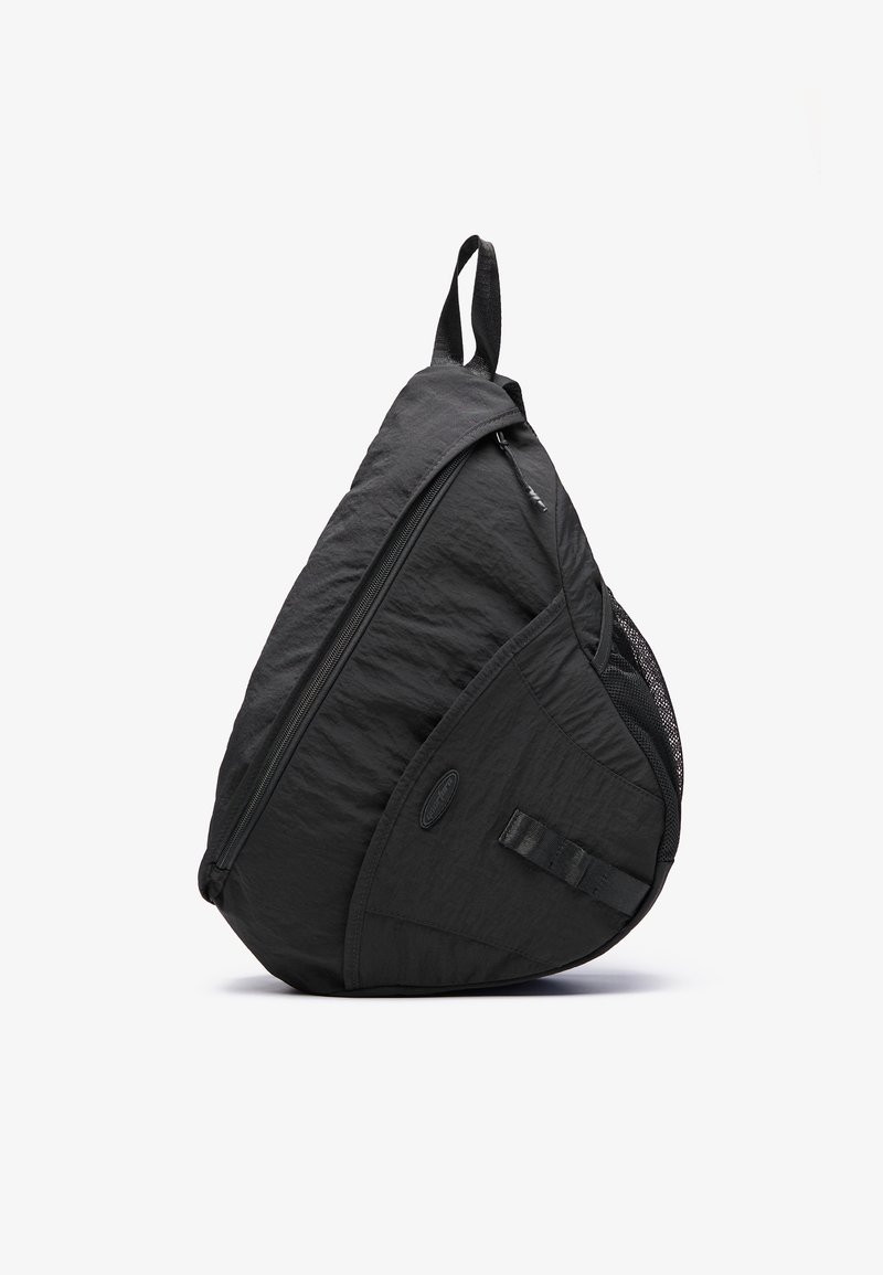 Schwarzer Rucksack in Tropfenform, aus leichtem Stoff gefertigt, mit Reißverschluss, Netztasche und verstellbarem Riemen.