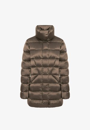 Chaqueta de plumas acolchada marrón con cuello alto, fabricada en un tejido brillante, que presenta costuras verticales y horizontales, además de bolsillos laterales con cremallera.