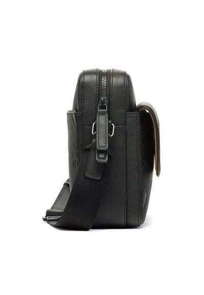 Borsa in pelle nera di forma rettangolare, con zip superiore, una tracolla laterale e dettagli texture. La vista laterale mostra i dettagli delle cuciture.