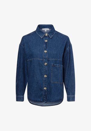 Dunkelblaues Denimhemd mit klassischem Kragen, vorderer Knopfleiste, weiten Ärmeln und einer Brusttasche. Sichtbare Nähte entlang der Kanten.
