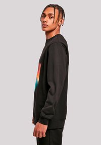 Schwarzer Sweatshirt mit lebendigem grafischen Design in den Farben Orange, Teal und Gelb. Standard Rundhalsausschnitt und lange Ärmel.