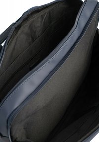 Borsa per laptop blu navy con esterno liscio, chiusura con zip e numerosi scomparti foderati in tessuto nero. Dotata di un interno imbottito.