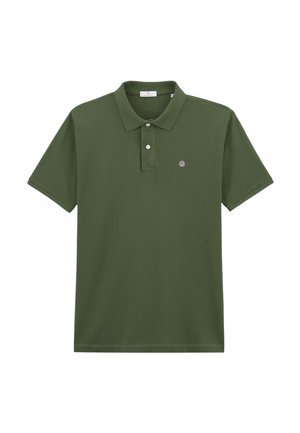 Polo à manches courtes vert olive avec deux boutons blancs et un petit logo circulaire sur le côté gauche de la poitrine.