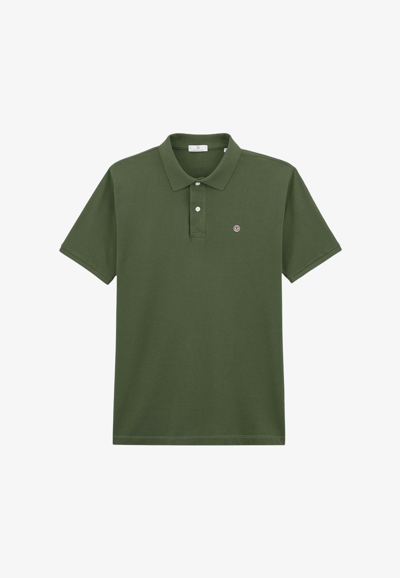 Polo à manches courtes vert olive avec deux boutons blancs et un petit logo circulaire sur le côté gauche de la poitrine.