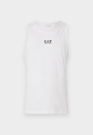 Valge ilma varrukateta T-särk, mis on valmistatud puuvillast, musta EA7 logoga rinnal ja ümarat kaelust. Sile tekstuur, juhuslik disain.