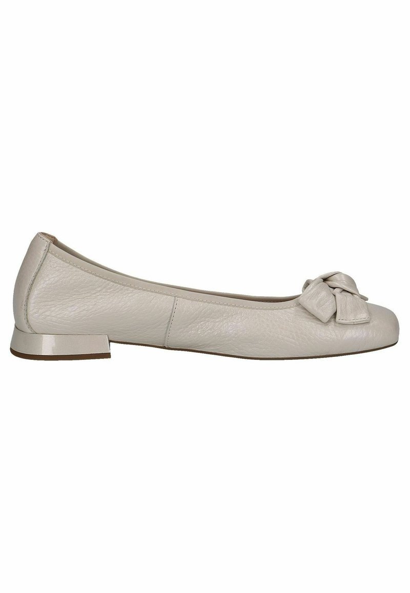 Ballerines en cuir beige avec un bout rond, dotées d'un accent en nœud. Talon bloc bas et brillant, texture lisse et design minimaliste.