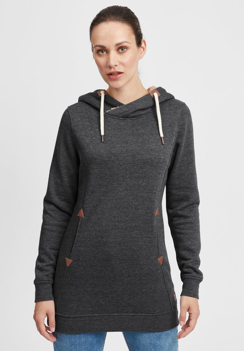 Haut à capuche gris foncé avec un col cowl, des cordons de crème et des accents triangulaires marron. Il présente des manches longues et une coupe décontractée. Texture douce.