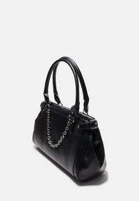 Sac à main en cuir noir avec double poignées et accent chaîne. Il dispose d'une fermeture éclair et d'un design structuré et lisse.