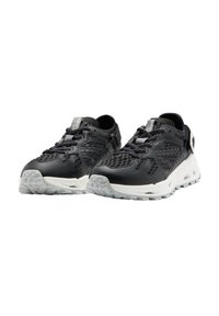 Scarpe da ginnastica nere con tomaia in rete, dettagli lucidi e un'intersuola bianca. Suola in gomma testurizzata per grip e trazione.