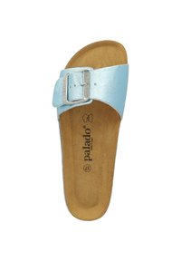 Infradito di colore azzurro chiaro con una sola fascia larga caratterizzata da una fibbia metallica argento e una soletta imbottita marrone.
