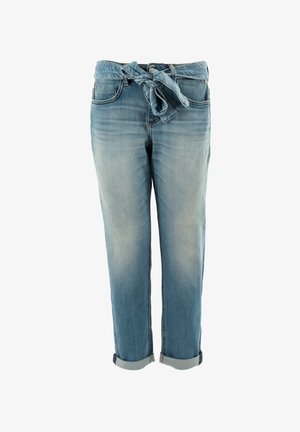 Vaqueros de denim azul con un cinturón de tela atado, piernas ajustadas, dobladillos acampanados y un acabado desgastado, que cuentan con bolsillos delanteros y pasadores para el cinturón.