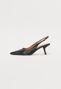 Svarte skinn-slingback-sko med spiss tå, lav hæl og justerbar stropp. Glatt tekstur med et minimalistisk design.