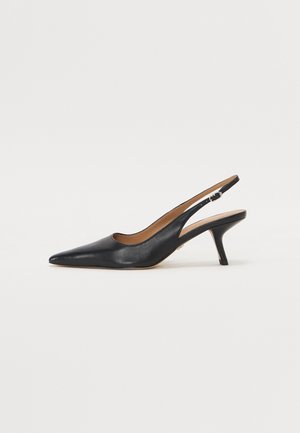 Chaussure slingback en cuir noir avec un bout pointu, un talon bas et une lanière ajustable. Texture lisse avec un design minimaliste.