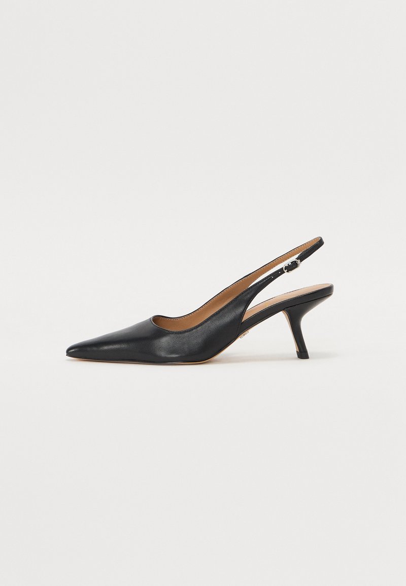 Svarte skinn-slingback-sko med spiss tå, lav hæl og justerbar stropp. Glatt tekstur med et minimalistisk design.