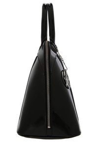 Svart lackläderhandväska med silverdragkedja längs sidan, dubbla rundade handtag och en rund silvernyckelring fäst nära toppen.