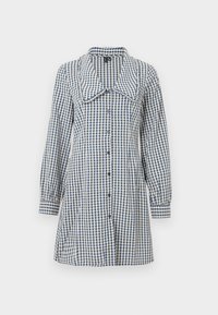 Μπλε και λευκό καρό φόρεμα με μεγάλο γιακά, μακριά puff μανίκια και μπροστινή κλείσιμο με κουμπιά. Μαλακό βαμβακερό υλικό.