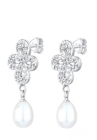 Sølvøreringe formet som et flydende design, prydet med klare krystaller og med en enkelt hængende hvid perle.