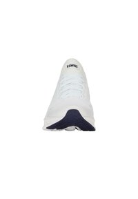 Zapatilla deportiva blanca con parte superior texturizada, cierre con cordones y suela en color marino. Presenta la marca "K-SWISS" en la lengüeta.
