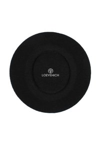 Pălărie rotundă neagră dintr-un material texturat moale. Prezintă un model circular ridicat în centru și un logo embosat "LOEVENICH" în mijloc.