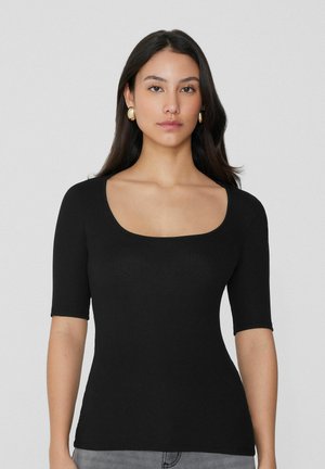 Top nero aderente a costine con maniche corte e scollatura ampia. La texture liscia e la forma strutturata enfatizzano un aspetto curato.