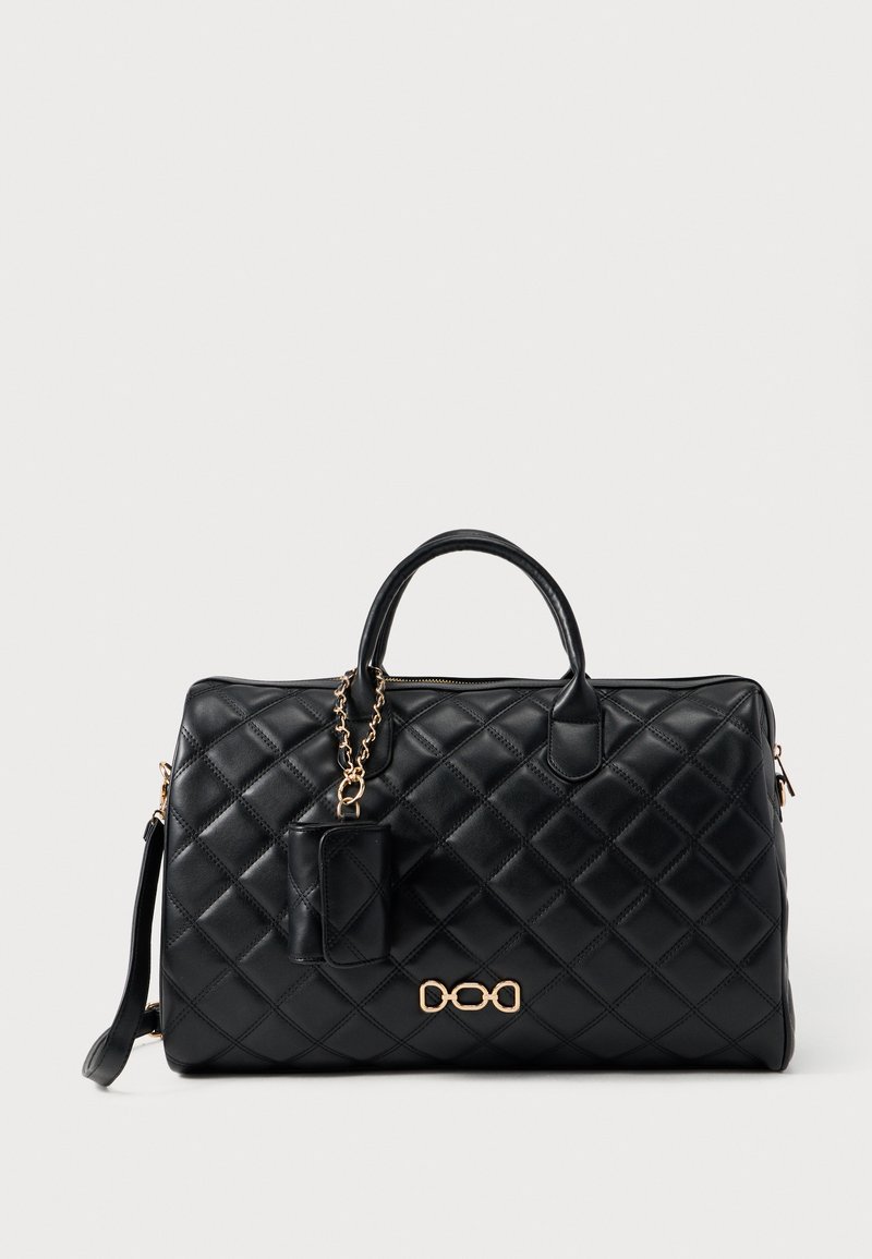 Sac polochon en cuir matelassé noir avec quincaillerie dorée, doubles poignées supérieures, bandoulière chaîne amovible et petite pochette attachée.