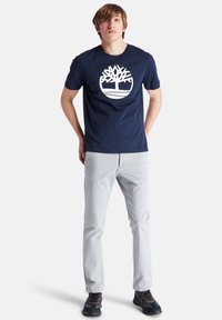 Timberland KENNEBEC RIVER TREE LOGO SHORT SLEEVE - Triko s potiskem - dark sapphire