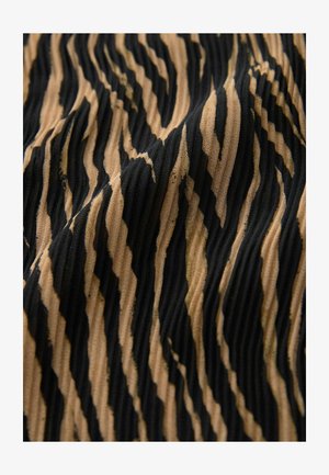 Auduma tekstūra ar viļņveida melnām un bēšām svītrām. Materiālam ir ribota struktūra, radot dziļumu un kustību.