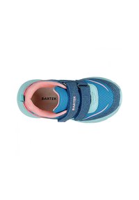 Blaue und türkisfarbene Sportschuhe mit einem strukturierten Obermaterial aus Stoff, rosanen Akzenten und einem Klettverschluss. Verfügt über eine leichte Polsterung am Kragen.