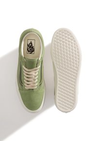 Zelené semišové tenisky s béžovými tkaničkami a gumovými podrážkami. Disponují texturovanou podrážkou a logem na stélce, s detailním prošíváním na bocích.