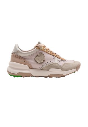 Zapatilla deportiva beige y rosa claro con cordones delanteros, suela texturizada y detalle de parche circular cosido en el lateral.
