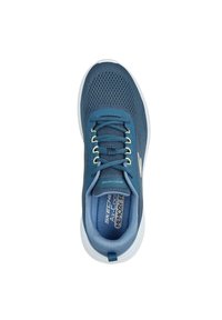 Zapatilla deportiva de malla azul con suela blanca. Cuenta con punta redondeada, cordones y logo en el costado. Diseño texturizado en la parte superior con amortiguación.