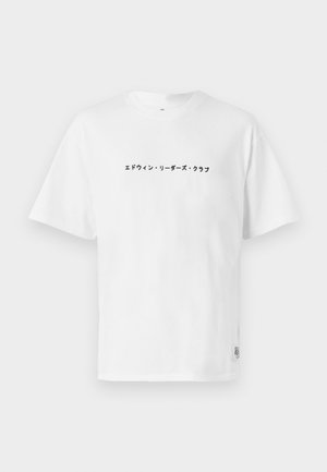 T-shirt bianco in cotone con maniche corte e collo rotondo, con testo giapponese nero stampato orizzontalmente sul petto.