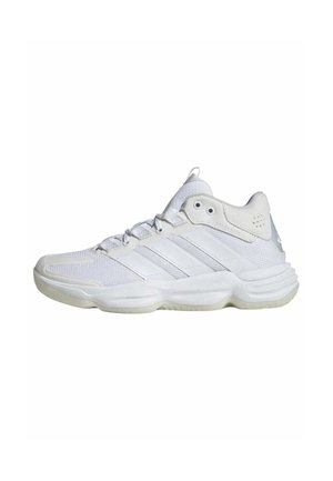 Witte atletische sneaker met mesh en leren bovenwerk, vetersluiting, drie zijstrepen en dikke gevoerde zool.