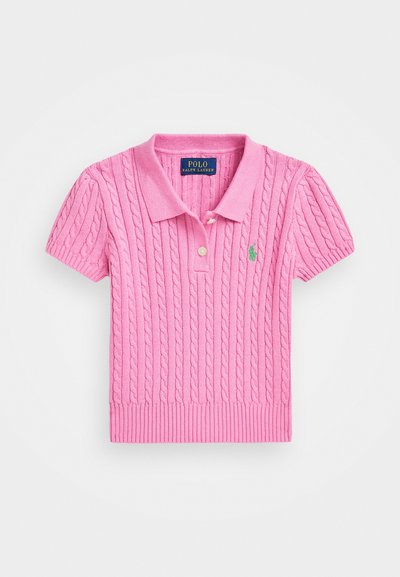 Rosa polokjole med korte ermer og ribbetrimmet krage og hem. Har kabelstrikket tekstur og en brodert grønn logo på brystet.