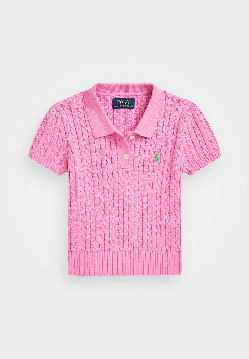 Polo din tricot roz, cu mânecă scurtă, cu guler și tiv ondulat. Prezintă o textură cu tricotaj în cablu și un logo verde brodat pe piept.