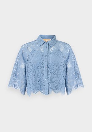 Bluza scurtă din dantelă albastru deschis, cu mâneci scurte, nasturi în față și model floral.
