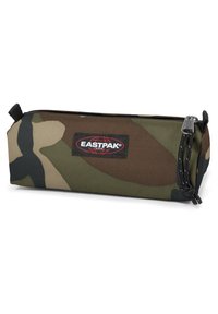 Astuccio mimetico con chiusura a zip, realizzato in tessuto resistente. Presenta un'etichetta con marchio Eastpak e un design testurizzato con tonalità di verde e marrone.