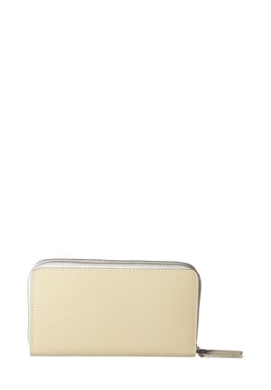 Cremefarbige Geldbörse mit strukturiertem Äußeren, Reißverschluss und silbernen Hardware-Akzenten. Recheckige Form und schlankes Profil.