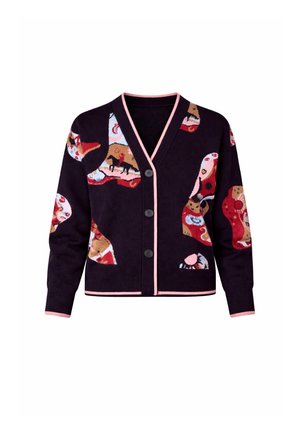 Μαύρη ζακέτα με κουμπιά και ροζ περιθώριο, με πολύχρωμα αφηρημένα σχέδια που περιλαμβάνουν σχήματα που μοιάζουν με ζώα και πρόσωπα.