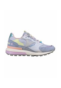 Sneaker multicolore caratterizzato da una combinazione di materiali suede e mesh, in tonalità di grigio, rosa e blu, con suola testurizzata e perforazioni.