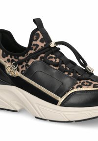Sneaker nero e beige con tomaia a stampa leopardata, dettagli in pelle nera, rifiniture dorate e una suola bianca spessa. Lacci con accessori decorativi.