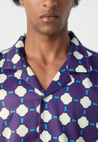 Heathe PRINTED SHIRT SET - Kratke hlače - purple
