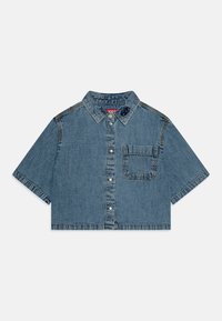 Gekürztes Jeanshemd in Mittelblau, mit kurzen Ärmeln, Knopfleiste, kleiner Brusttasche und kontrastierenden Nähten.