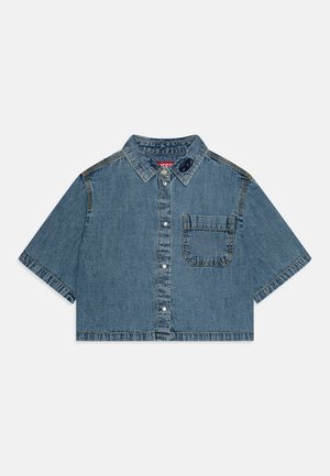 Keskmise sinise värvi lühikeste varrukatega lühikeste juppide denimipaita, millel on nööpidega eesmine osa, väike rinnaTasku ja kontrastsed õmblusdetailid.