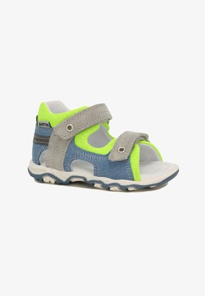 Sandali per bambini in blu e verde neon. Realizzati in tessuto e suede, con cinturini grigi regolabili, lati aperti e una suola bianca texture.