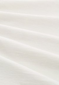Witte stof met een gestructureerd, ribbelpatroon, met zachte plooien en een gladde oppervlakte. De algehele uitstraling is licht en luchtig.