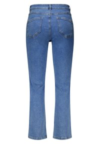 Des jeans en denim bleu présentent une forme évasée avec une taille haute, cinq poches et des accents de couture. Le tissu a une texture lisse et un délavage moyen.