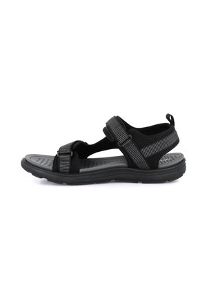 Sandalo sportivo nero con cinturini in Velcro regolabili e suola texturizzata, progettato per comfort e supporto all'aperto.