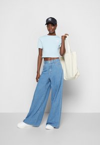 The North Face W ESSENTIAL CROPPED SLIM SHORT SLEEVE TEE - T-shirt estampada - beta blue